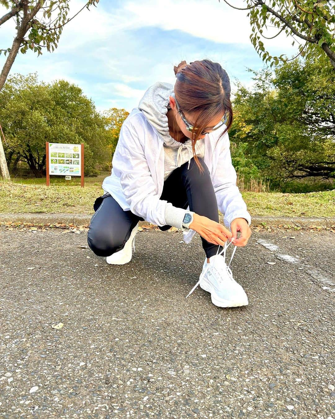 下門美春さんのインスタグラム写真 - (下門美春Instagram)「👟【New Balance Fresh Foam X 1080 v13】 💫レビュー👟 クッション性が高く、ほどよい反発もあるので長時間走っても疲れにくく、特にロードを走ることが多いランナーさんには怪我の予防になりそう🙂◎ マラソンシーズンがスタートし、タイムを狙っていきたいランナーさんにはポイント練習・レース後のリカバリーjogや落としの日の長時間のゆっくりとしたjogがおすすめの使い方☝️  リカバリー系のjogは芝や柔らかいところで走りたい派(走ってもらいたい派)なのですが、なかなか飽きずに長く走れる広いところってないですよね🌀💦 なので私は走る場所を選ぶのではなく、 シューズを選ぶ☝️👟◎  今回着用したのはALLホワイト🕊️ですが、 他にもカラーはキーカラーのライトブルーとALLブラックもあり、ランニングはもちろん、普段使いもしやすい！◎ 通勤ランをされている方にもおすすめですし、 私自身、練習会の帰りに服は着替えるけれどシューズは変えずに帰ったりして見た感じシューズだけ浮いてる、、、ということがよくあります😗💦笑 このシューズなら問題解決できそうです🙆‍♀️💫  ご購入は、スーパースポーツゼビオで💁‍♀️✨ 全国に店舗があるので履き心地もチェックしやすいです！👍✨今回はスーパースポーツゼビオさまからPRとしてシューズをご提供いただいておりますが幅広い層のランナーさんへおすすめしたい1足です◎🙆‍♀️ぜひシューズのふわふわ感試してみてください🙆‍♀️◎  #pr #スーパースポーツゼビオ #newbalance #japan #marathon #runner #running #training #マラソン #マラソン女子 #ランニング #ランニング女子 #トレーニング #はしりますたぐらむ」11月22日 14時09分 - 38shimo