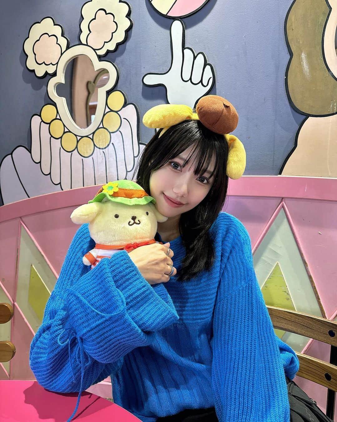 原田まゆさんのインスタグラム写真 - (原田まゆInstagram)「. 青のニット着てくからシナモンくんつけよう〜って思ってたらまんまとプリンくんに釣られて装備変えました。寒すぎてシナモンくんの膝掛けマントにしてました。サンリオ大好き〜〜！！」11月22日 14時11分 - mayugearimasu