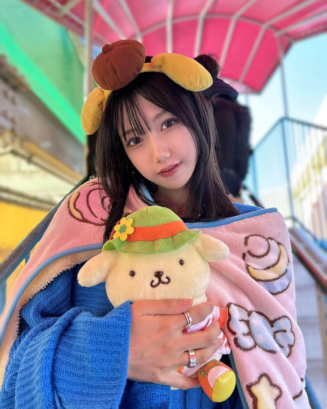 原田まゆさんのインスタグラム写真 - (原田まゆInstagram)「. 青のニット着てくからシナモンくんつけよう〜って思ってたらまんまとプリンくんに釣られて装備変えました。寒すぎてシナモンくんの膝掛けマントにしてました。サンリオ大好き〜〜！！」11月22日 14時11分 - mayugearimasu