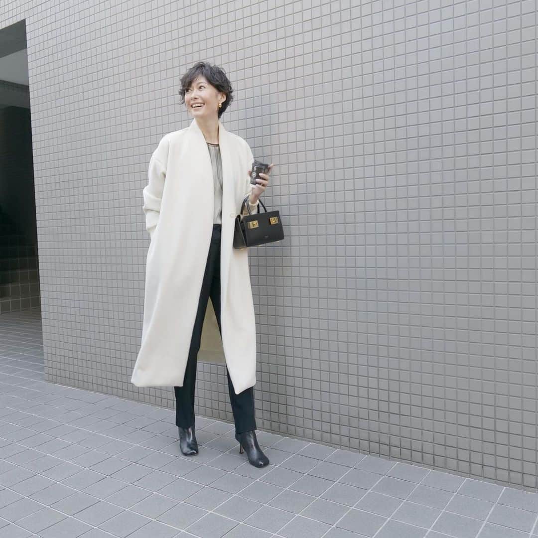 田丸麻紀のインスタグラム：「今日はお天気にも恵まれ 撮影も順調♡  美にまつわる 楽しい撮影となりました🙏  今日はホワイトコートで。 冬の白🤍コーデ  大好物です！  今年の我が家の クリスマスリースは 丸ではなく 縦長のデザインをチョイス  クリスマスを超えたら お正月🎍を感じる 花や枝を足して アレンジしながら 年始まで楽しめそう　♪  #クリスマスリース #クリスマス #お正月 #冬の白コーディネート  #Ade」