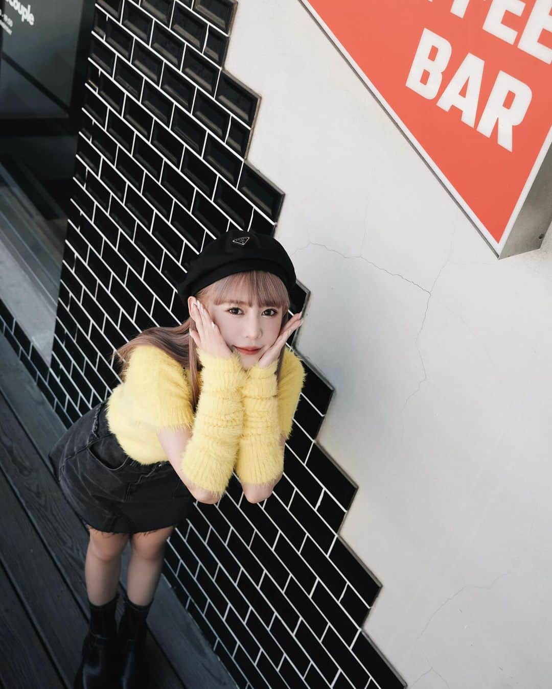 紀卜心のインスタグラム：「我一直想知道戒糖後的皮膚變化 卻看著咖啡菜單跟老闆說：我要一杯冰的伯爵奶茶😀  每天都是戒糖失敗的一天🫠  #outfits Top @clastylist  裙 @anirek_official 聯名款 鞋 #紀卜心kimixgracegift」
