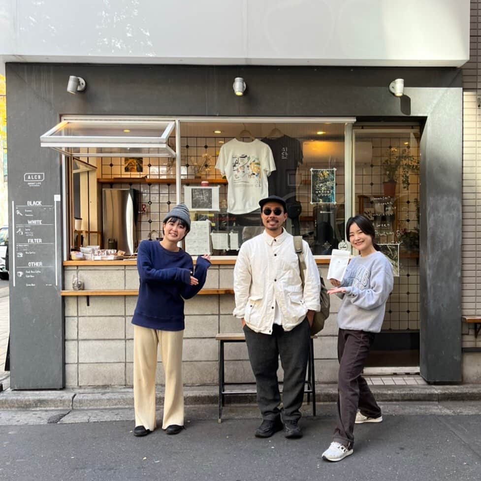 ABOUT LIFE COFFEE BREWERSのインスタグラム：「【ABOUT LIFE COFFEE BREWERS 道玄坂】  @akitocoffee was here with us the other day!!  Their beans, Tanzania and Bolivia are almost out of stock. You’d better get them now🏃🏽  山梨は甲府 @akitocoffee さんが遊びにきてくれました！ 当店でも人気のあった豆以下2種が間も無く終売となりますので、お買い逃しなく☕️  limited stock ・Tanzania Acacia Hills Kent / natural ・Bolivia Finca Senda Salvaje / double washed  新しい豆も入荷次第お知らせしますので、お楽しみに🌈  🚴dogenzaka shop 9:00-18:00 🌿shibuya 1chome shop 8:00-18:00  #aboutlifecoffeebrewers #aboutlifecoffeerewersshibuya #aboutlifecoffee #onibuscoffee #onibuscoffeenakameguro #onibuscoffeejiyugaoka #onibuscoffeenasu #akitocoffee #stylecoffee #warmthcoffee #aomacoffee #specialtycoffee #tokyocoffee #tokyocafe #tokyo」