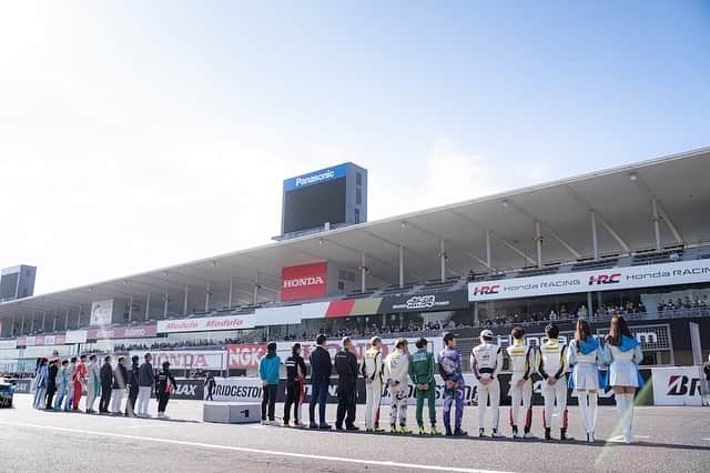 涼野はるかさんのインスタグラム写真 - (涼野はるかInstagram)「･ ･ 大阪トヨペットの社内イベント「モータースポーツフェスティバル」に参加させて頂きました！ ･ とっても賑やかで毎年レベルアップしていく年に一度のお祭りは今年もすごかった！大盛況でした！ ･ ･ 速さと燃費を競う店舗対抗ハイブリッドグランプリでは、プロドライバーチームの一員として私たちも予選に参加しました！(風船割りのタイムで決勝グリッドが決まります🤣) 入賞された店舗の皆様おめでとうございました👏✨ ･ ･ コース上ではとてつもないスーパーカーの同乗走行があったり、イベント広場では私たちTWSプリンセスも社員ご家族の皆様と一緒にサイン会やゲーム大会など楽しませて頂きました！ ･ LMcorsaが#SUPERGT に参戦した2014年から今年までの歴代レーシングスーツとコスチュームの展示が面白くて眺めてたよ☺️🩵 ･ ･ イベント最後には恒例の花火もあがり、これを見ると今シーズンの終わりを感じます。 (今週末は86/BRZCup富士大会がありますのでまだまだ終わりませんが！) MSFにお越しの皆様、ご関係の皆様お疲れさまでした！ 今年も素敵な1日をありがとうございました🩵 ･ ･ ･ ･ ･ ･ ･ ･ ･ ･ ･ #大阪トヨペット #otg #motorsports  #twsforged #lmcorsa #twsprincess」11月22日 14時30分 - suzuno_haruka