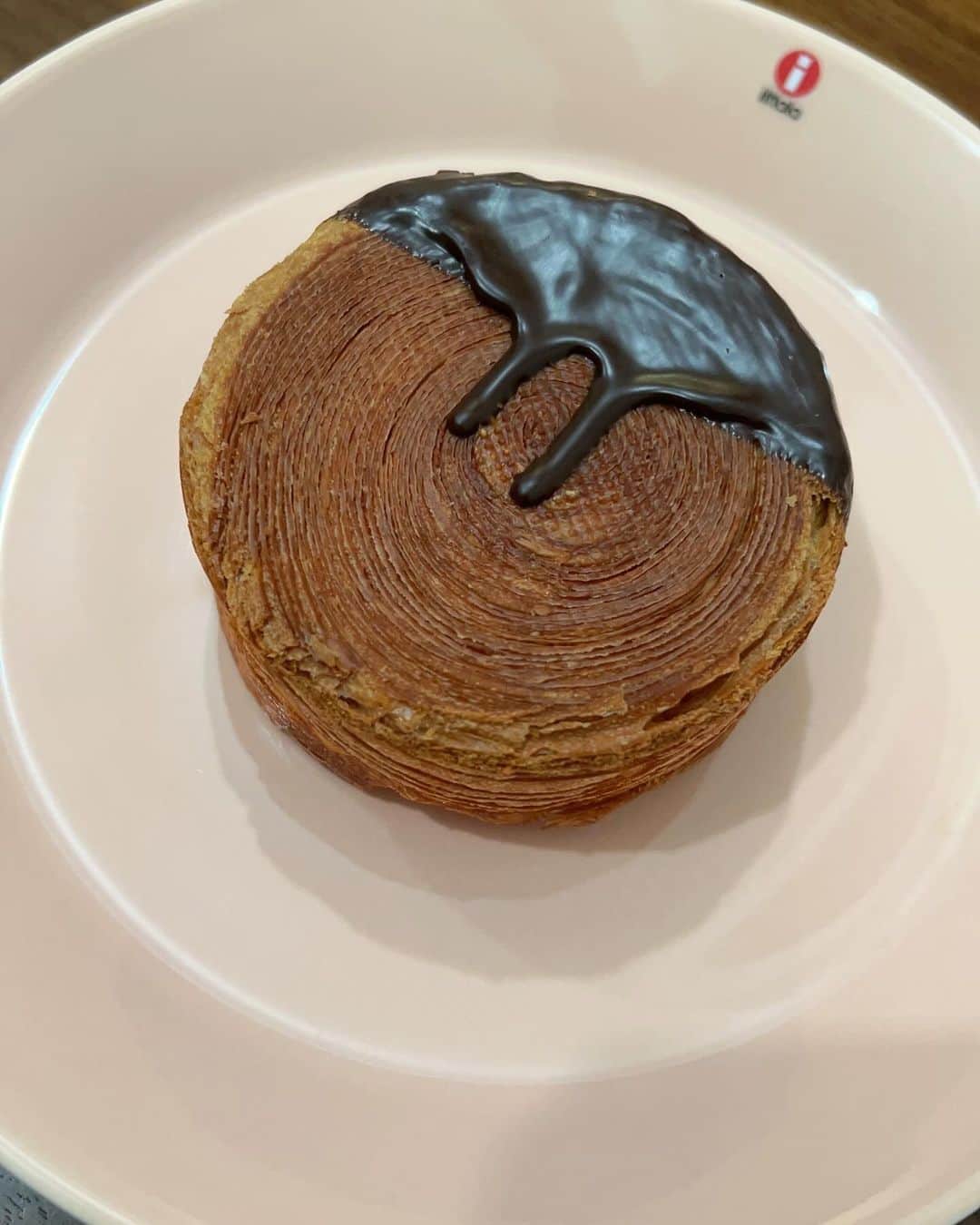 上村祐翔さんのインスタグラム写真 - (上村祐翔Instagram)「パリロール🇫🇷大好きな「メゾン・ランドゥ・メンヌさん」で購入しました✨ ニューヨークロールとして流行しているこの形のパンを、「メゾン・ランドゥ・メンヌ」さんではパリロールとして販売しているそうです！  パリパリ生地に贅沢にコーティングされたチョコレート🍫(ダジャレ?) 中には塩キャラメルソースがたっぷり😳 苦いコーヒーにぴったりな可愛いくてパリロールを堪能しました！ ごちそうさまでした😋 #ウエムラ今日もパン祭り  #メゾンランドゥメンヌ」11月22日 14時42分 - u_yuto.pan