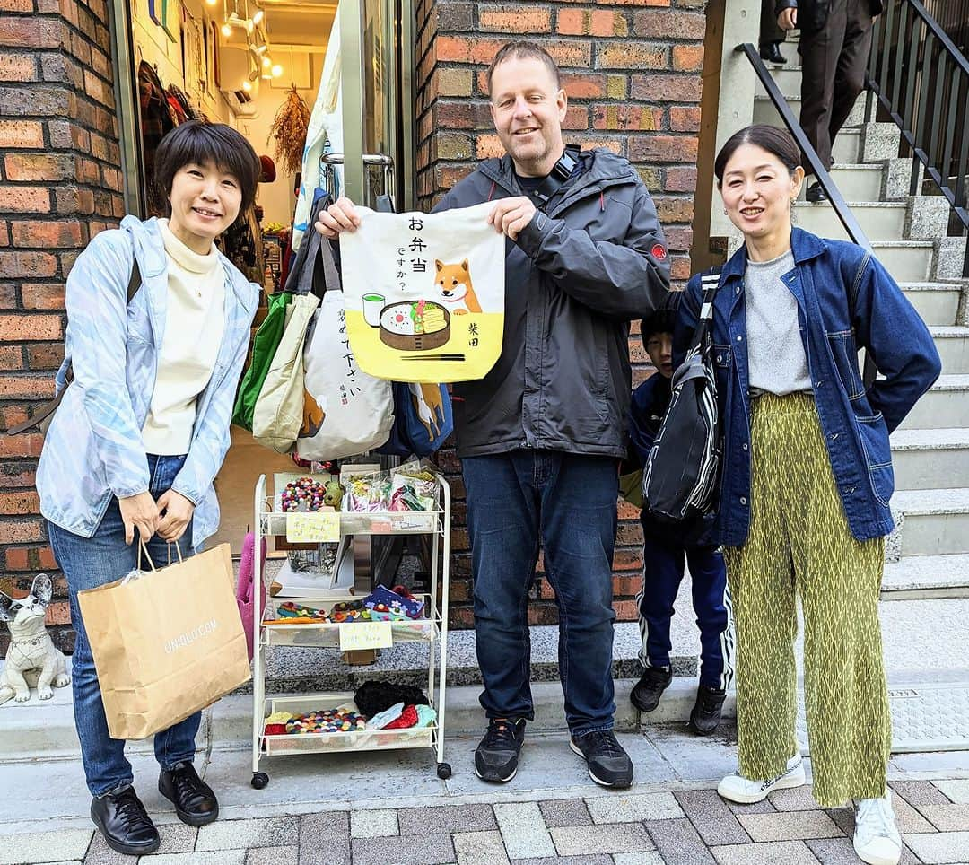 平井富子のインスタグラム：「スイス、レンツブルグからStefanさんファミリーがご来店！  ご家族が日本の方で、何度も来日。もちろん、日本語も上手！  友達がスイスに住んでいるので、スイストークで盛り上がり〜  お弁当ですか柴犬トートバッグを気に入って頂きました。可愛い〜  近々帰国とか。また、日本にいらしたらお立ち寄り下さい〜」