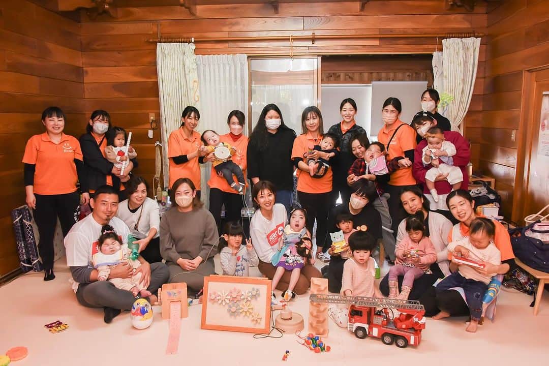 潮田玲子のインスタグラム：「日本財団herosの取り組みで 福岡県遠賀郡岡垣町の小児の訪問介護ステーションにこりさんへ難病の子供達でも遊べるおもちゃ『あそびのむし』を届けに行ってきました。 おもちゃに夢中な子供達とっても可愛かったです😂🙏 そして日々子供達のケアのみならず大変な毎日を過ごしている保護者の皆さんの笑顔がとても印象的でした。 まだまだ小児の介護ステーションは数が少なくたまたま近くあれば良いですが全国的に見ても少ないようで、少しでも安心して預けられる時間が他の兄弟へのケアの時間や、家のことをやる時間に使えてとても助かるとおっしゃっていました。 施設運用費をはじめ難病の子供達を連れ出すことの大変さも伺い、もっともっとたくさんの支援の輪が広がれば良いなと感じました。 私たちにできることはまだまだたくさんある事もわかりましたし、このご縁を大切に、次は難病の子供達をはじめ、ご家族の皆さんにもバドミントン観戦なんかの機会が作れたら嬉しいなと思います。 実現に向けて私も頑張ります🙆‍♀️🙏 素敵な時間をありがとうございました🥰🙌  #日本財団 #heroes #あそびのむし #難病の子供達も遊べるおもちゃ #贈呈式 #五郎丸歩さん」