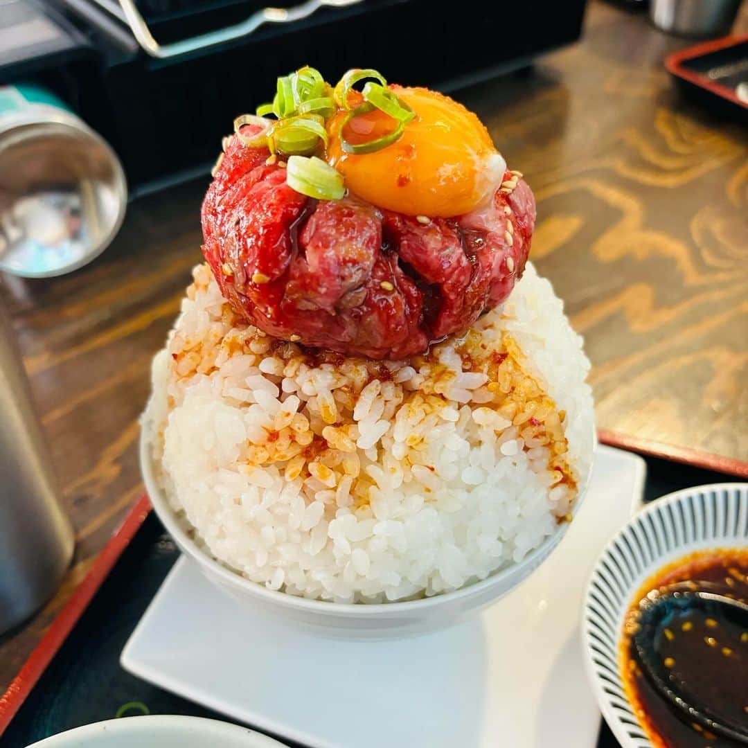 潮圭太さんのインスタグラム写真 - (潮圭太Instagram)「2023.11.22 #いい夫婦の日 #大衆焼肉 #りゅえる #ばくだんユッケ丼」11月22日 14時37分 - memberushio