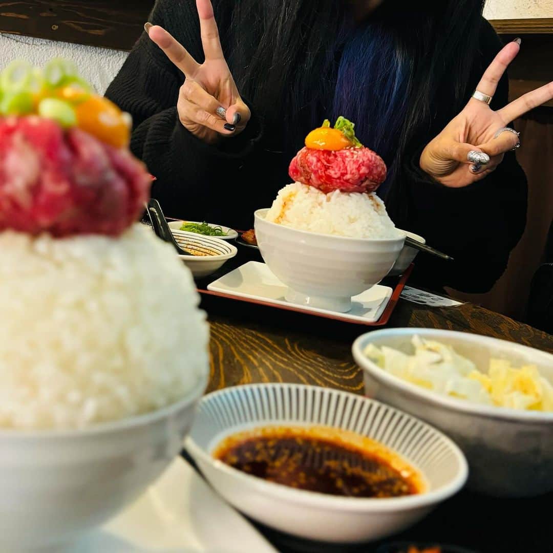 潮圭太さんのインスタグラム写真 - (潮圭太Instagram)「2023.11.22 #いい夫婦の日 #大衆焼肉 #りゅえる #ばくだんユッケ丼」11月22日 14時37分 - memberushio