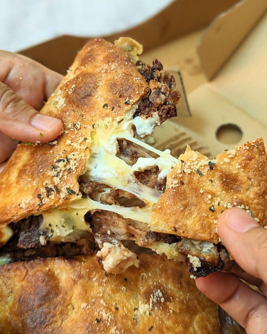 のインスタグラム：「Never knew there was such a crazy yummy thing like a KitKat melts i.e. hazelnut chocolate+ melted cheese stuffed in a pie crust!  @pizzahut_sg launches the Mac and Cheese pizza this christmas and it's literally macaroni with cheese on pizza! Comes with a mildly spiced nacho cheese sauce for the extra indulgence!   P.s. the KitKat melts is only available in the combo boxes, not as ala carte   #pizza #sgpizza #pizzahut #cheese #cheeseporn」