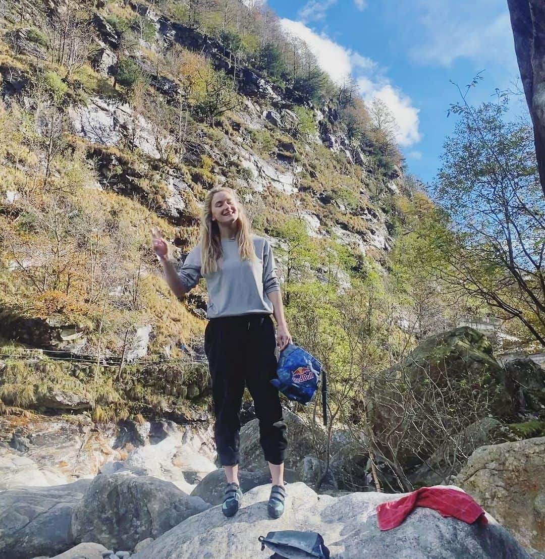 シャウナ・コックジーのインスタグラム：「Some from our Swiss trip a few weeks back because although I broke my finger on day one and the weather was quite iffy it was still lush and Ticino is one of my favourite places ever!」