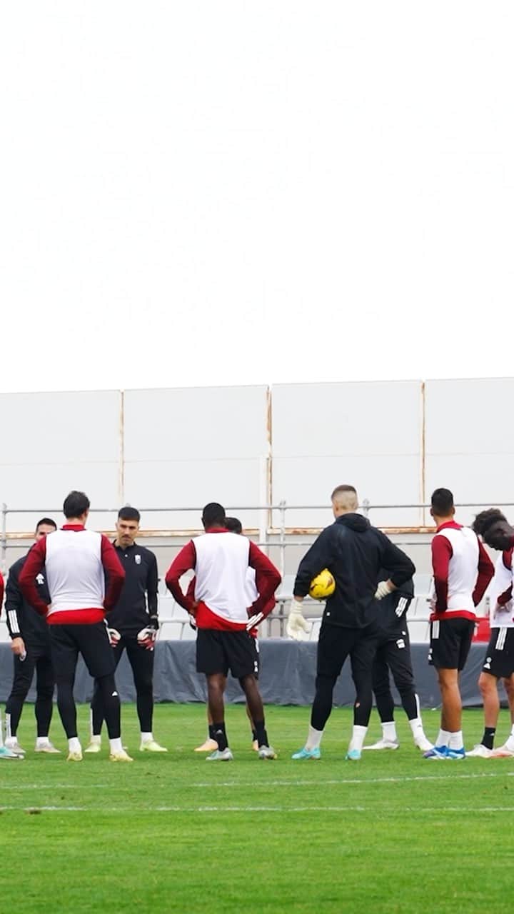 グラナダCFのインスタグラム：「🏋🏻‍♂️❤️⚽️  Martes productivo en la Ciudad Deportiva.   #𝙀𝙩𝙚𝙧𝙣𝙖𝙇𝙪𝙘𝙝𝙖 🇦🇹」
