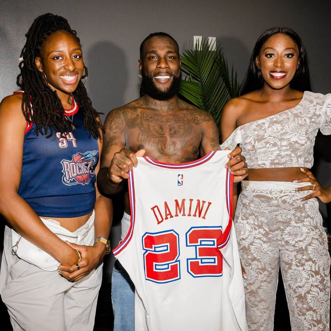 ヒューストン・ロケッツのインスタグラム：「@chiney and @nnekaogwumike presented @burnaboygram with a custom “Hometown Heroes” jersey to officially announce our Nigerian Heritage Night that will take place on December 22!   Chiney and Nneka Ogwumike will be 2 of the hometown heroes we will highlight during this game!   Get tickets at Rockets.com」