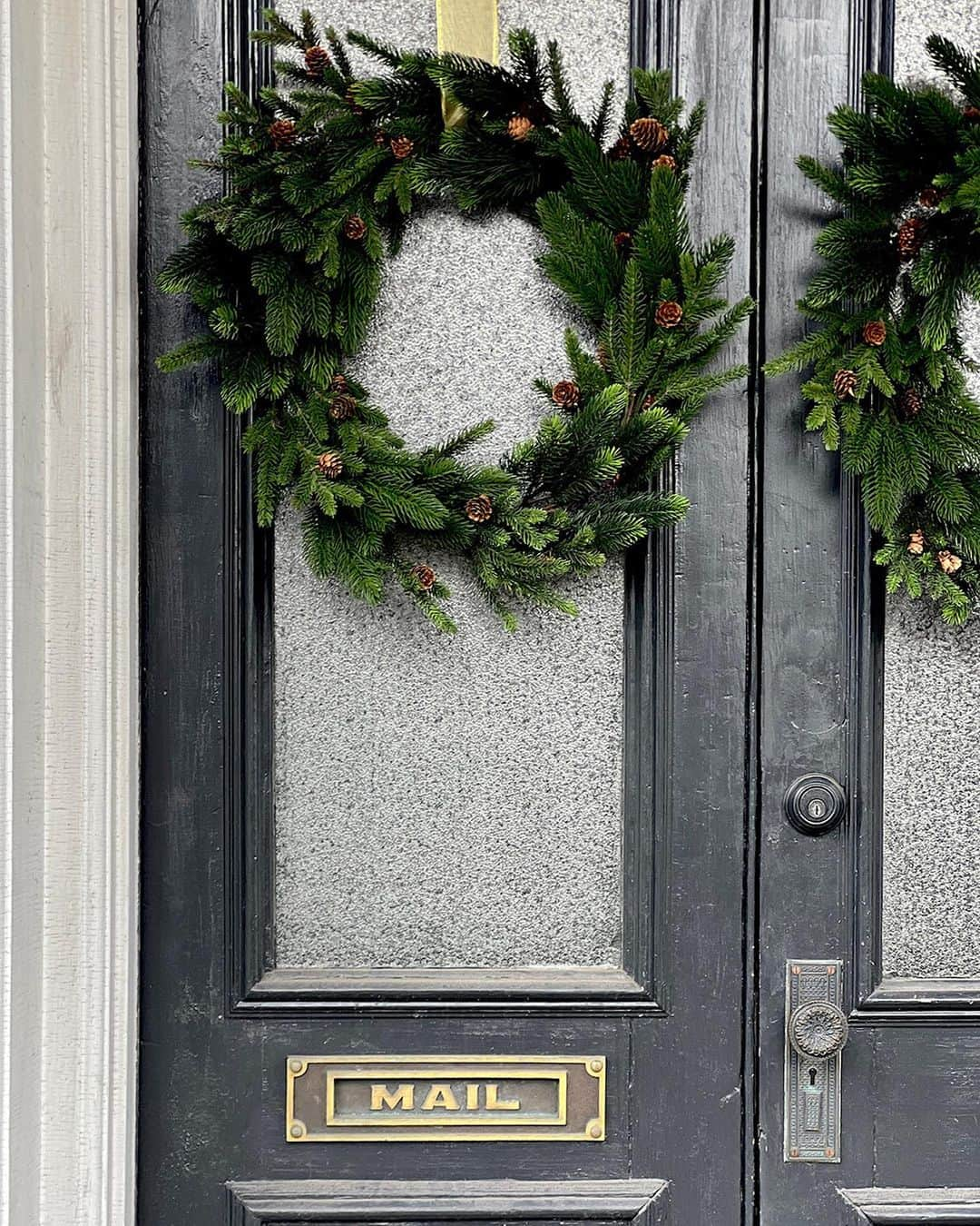 west elmさんのインスタグラム写真 - (west elmInstagram)「A few more snaps of my house all decked out for the holidays because i’m obsessed! @ittybittybungalow knocked it out of the park with his picks from our pals @WestElm. I’m blown away by how life-like the Pre-Lit Faux Monaco Pine Green Christmas Tree is (which turns on with a remote control!! 🤯), as well as the Faux Pine with Pinecones Garland (some of which we turned into wreaths with a couple zip-ties for the front doors and windows). We used a mix of simple glass ball ornaments, paper ornaments, and i even broke my own NO GLITTER IN THE HOUSE, EVER policy for the prettiest vintage-y pinecone and acorn ornaments. All from West Elm! And while we definitely leaned HARD into Christmas and more Christmas, @westelm sent me the most beautiful menorah (another thing i’ve never owned!) designed and made by @virginiasin__, which i think can totally be used year-round as a candelabra and is just such a beautiful, sculptural piece. I love it all—thank you, @westelm! #ad #westelmpartner」11月22日 6時00分 - westelm