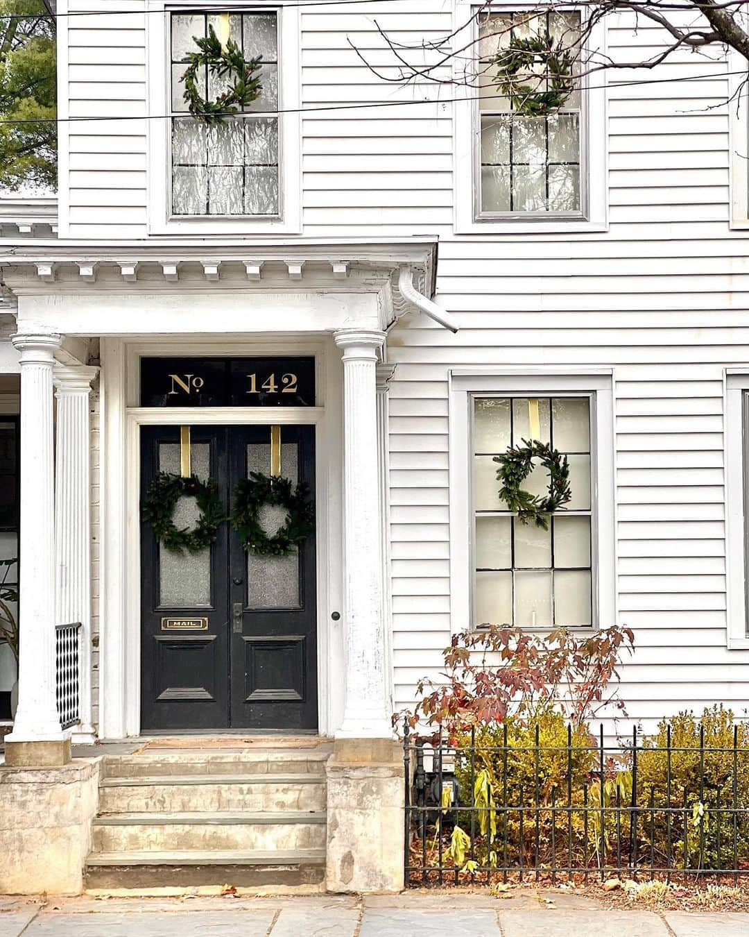 west elmさんのインスタグラム写真 - (west elmInstagram)「A few more snaps of my house all decked out for the holidays because i’m obsessed! @ittybittybungalow knocked it out of the park with his picks from our pals @WestElm. I’m blown away by how life-like the Pre-Lit Faux Monaco Pine Green Christmas Tree is (which turns on with a remote control!! 🤯), as well as the Faux Pine with Pinecones Garland (some of which we turned into wreaths with a couple zip-ties for the front doors and windows). We used a mix of simple glass ball ornaments, paper ornaments, and i even broke my own NO GLITTER IN THE HOUSE, EVER policy for the prettiest vintage-y pinecone and acorn ornaments. All from West Elm! And while we definitely leaned HARD into Christmas and more Christmas, @westelm sent me the most beautiful menorah (another thing i’ve never owned!) designed and made by @virginiasin__, which i think can totally be used year-round as a candelabra and is just such a beautiful, sculptural piece. I love it all—thank you, @westelm! #ad #westelmpartner」11月22日 6時00分 - westelm