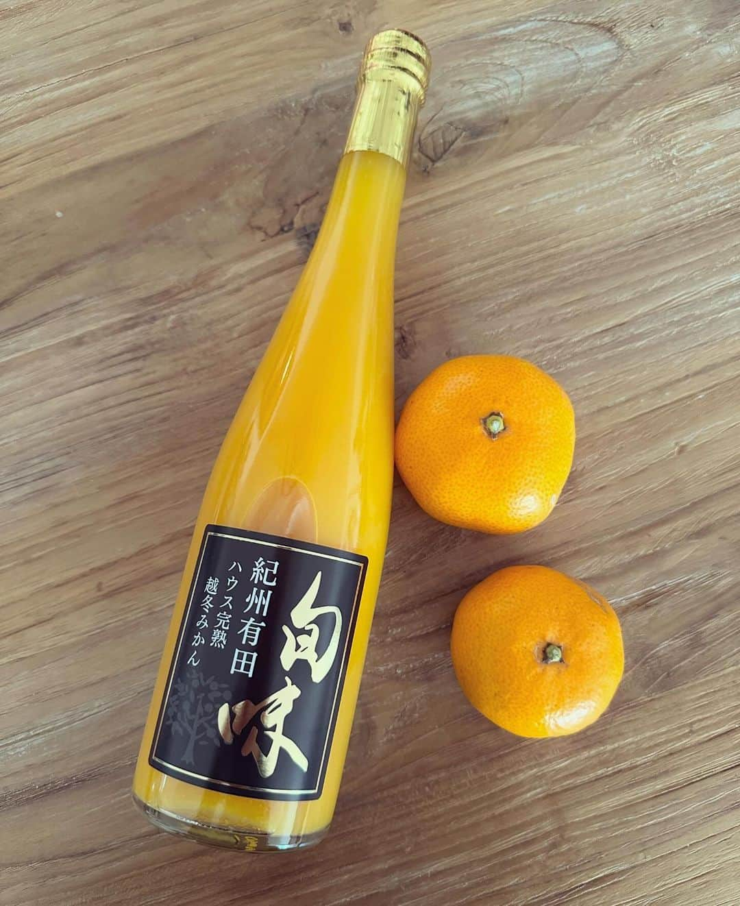 梅宮アンナのインスタグラム：「今日はみかん🍊をご紹介😊  先日和歌山にて  Anna ファンミーティングが行われて お土産にお渡ししたアイテムをご紹介します😊 去年、和歌山を訪れた際に頂いたみかん🍊食べた感想は、 日本で一番と思わせるみかん🍊でした。 そのみかんちゃん🍊は、 @fujimotoseika10 さんからのみかんちゃんとお聞きして🍊 それ以来みかんの時期を楽しみにして😊 この投稿を見て、美味しいみかんを食べたい🍊と思われましたら 是非 @fujimotoseika10 さんに問い合わせしてみて下さい🍊🍊🍊🍊  みかんシーズン入りましたぁ〜👍👍👍  甘くて美味しい有田みかん🍊 ジュースもあります🍊👍🍊👍🍊  #和歌山県 #有田みかん#紀州有田#旬味 #藤本青果 #ファンミーティングin和歌山 #お食事会  #ハウス完熟 #美味しいみかんをありがとう 🍊」