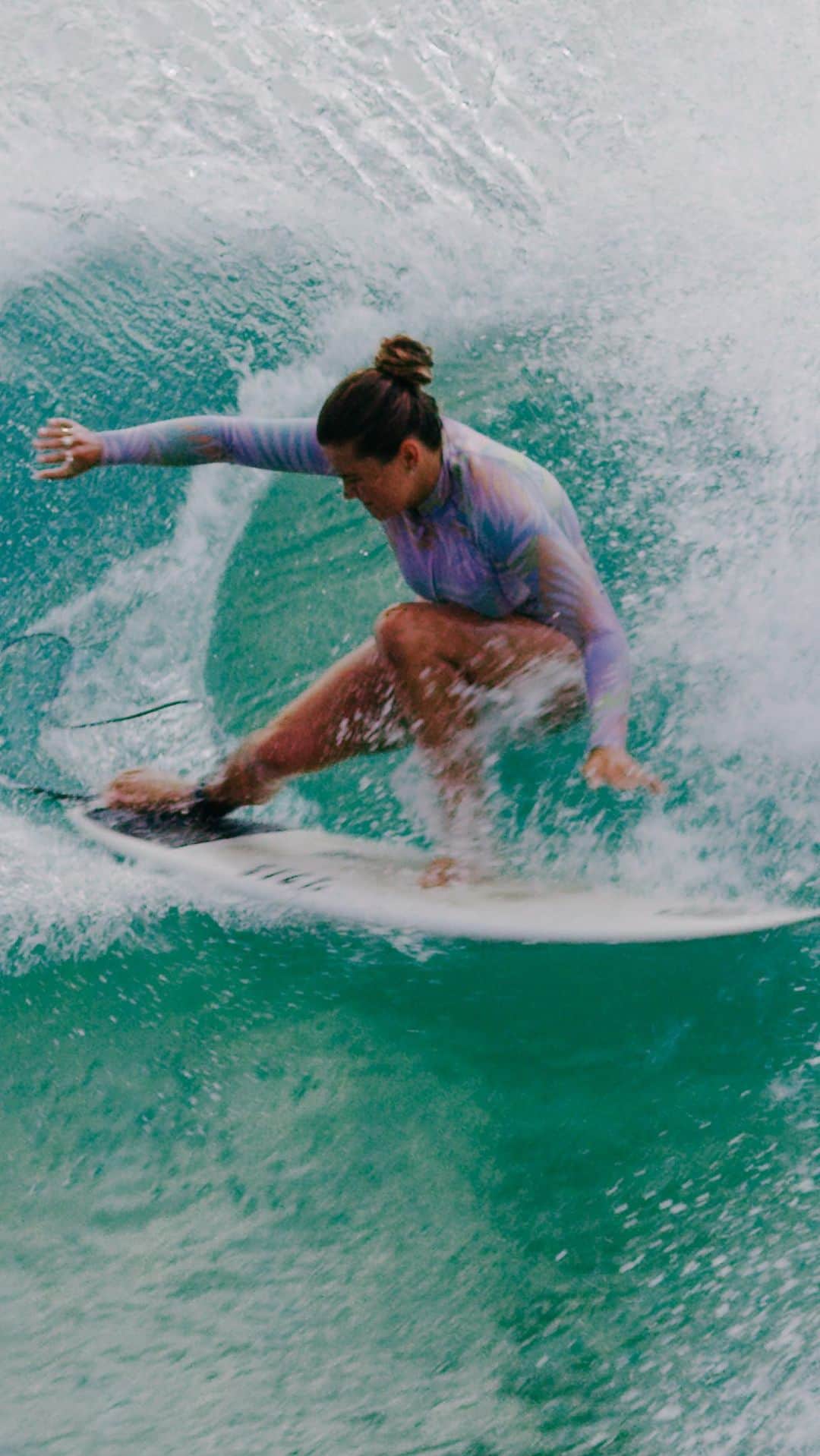 BILLABONG WOMENSのインスタグラム：「Meet the incredible Juniper Harper, our 16-year-young kiwifruit from Lennox!   Born in NZ and now flourishing in the coastal haven of Lennox Head, Juniper is a burst of fresh energy.   Not only does she conquer waves with style, but she also serenades with sweet tunes on her electric guitar.   Dive into her world of art, music, and unique board designs— watch her bloom and evolve like the evergreen she is.   Filmed and Edited By: @grigs_ Music By: @juniperharper」