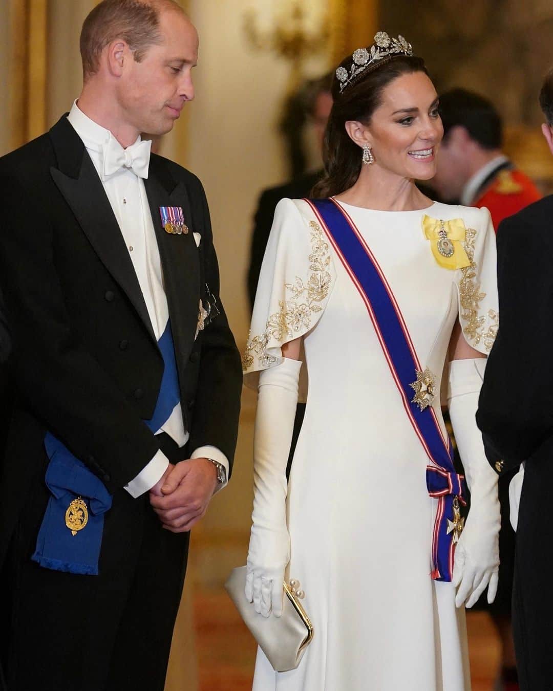 Vogueのインスタグラム：「Tonight, Kate Middleton attended a state dinner at Buckingham Palace in honor of South Korean President Yoon Suk Yeol and First Lady Kim Keon Hee wearing a rare piece of jewelry that most generations of royal watchers will have never seen before: The Strathmore Rose Tiara. The tiara was a wedding gift given to the Queen Mother by her father, Lord Strathmore, before she married the Duke of York in 1923 and hasn’t been worn in public since the 1930s. Tap the link in bio to learn more.」