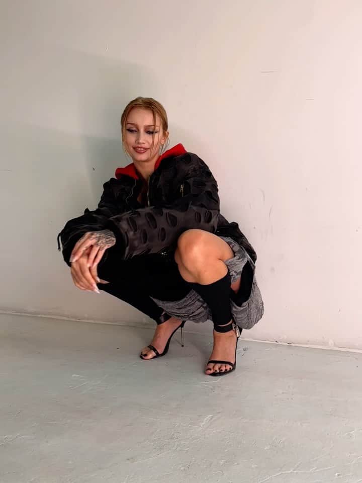 ケイリン・ルッソのインスタグラム：「Comment what’s on your mind」