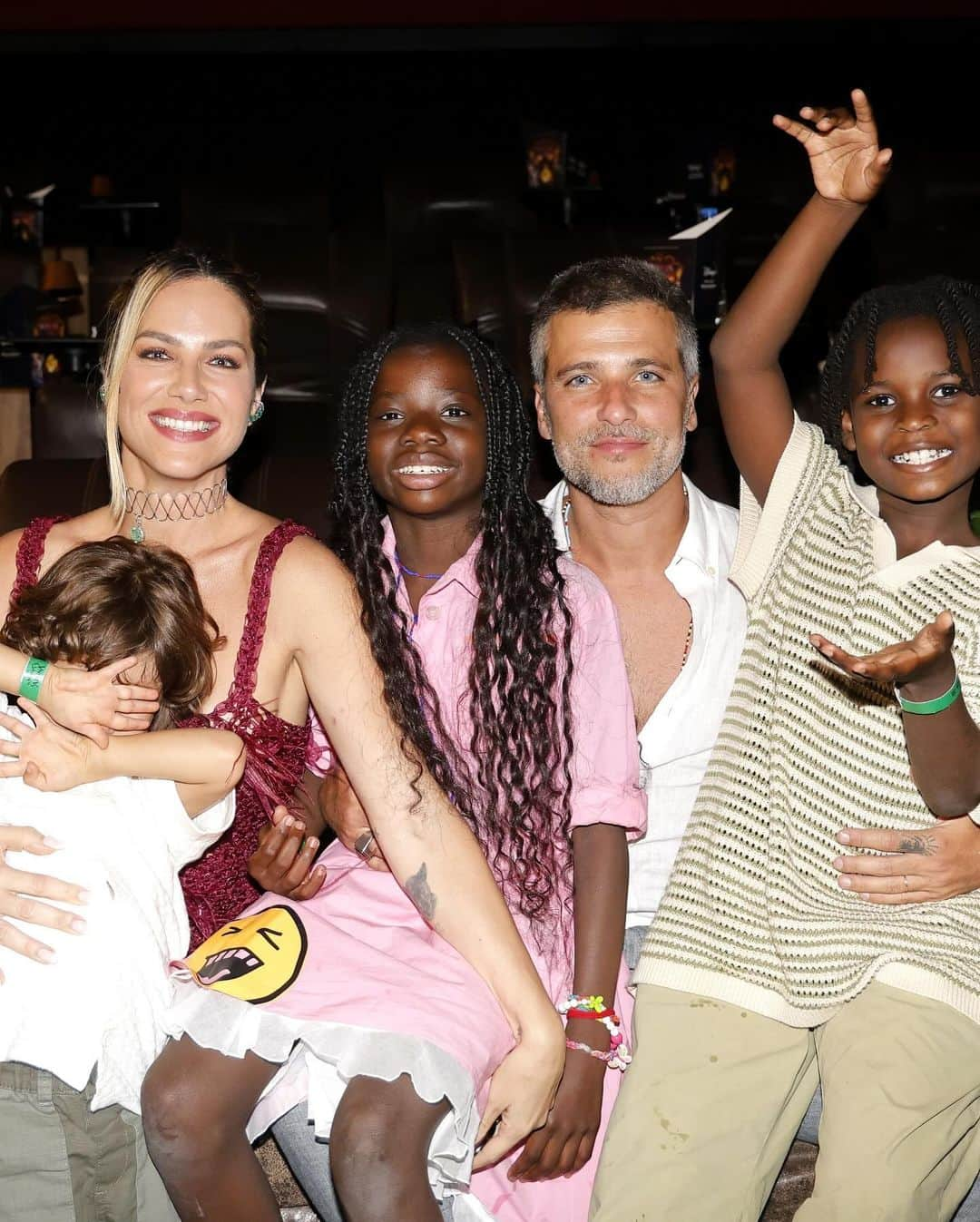 Bruno Gagliassoのインスタグラム：「Dia de comemorar a pré-estréia da esposa com a familia. Lindo de ver as crianças emocionadas vendo a mamãe pela primeira vez no cinema. Dia 29 estréia e as crianças vão amar! PARABENS!!!! @gioewbank @erikajanuza @cleo @mariasilvia_por_ai」