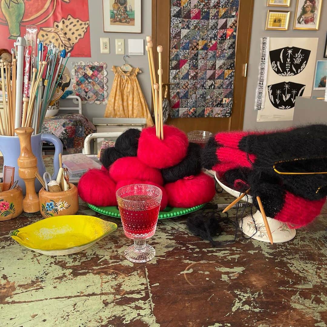 渡辺満里奈さんのインスタグラム写真 - (渡辺満里奈Instagram)「. 模様編みはまだまだ続く…  けど、並行して簡単なのも作ることにしました。 難しいセーターの息抜きに😁  @merceria_pulcina  の有美ちゃんに編み図を作ってもらって、縞々セーター。 気持ちのいいモヘアで編み進めまーす。  ★ @yumi_soeda  #手芸部 #編み物　#knitting」11月22日 6時14分 - funnyfacefunny