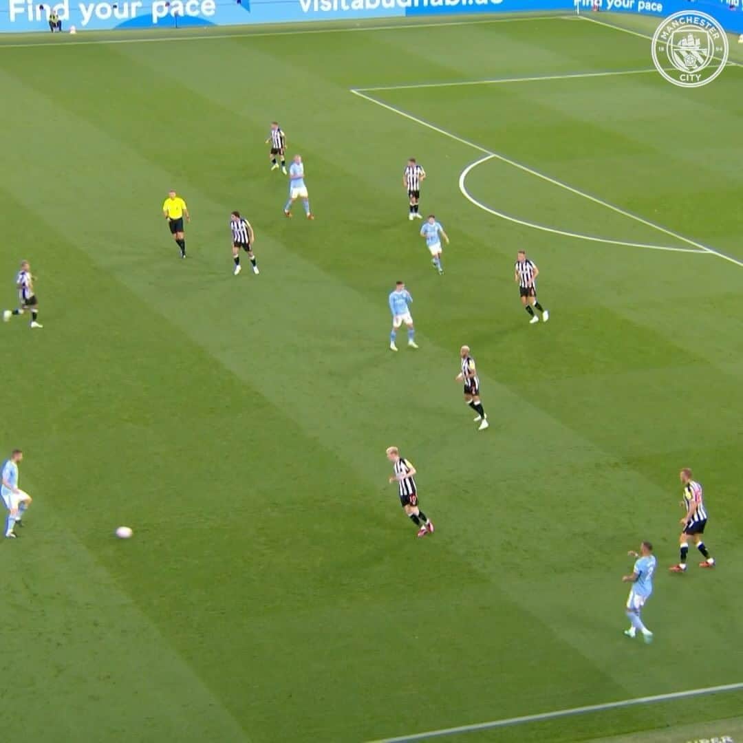 マンチェスター・シティFCのインスタグラム：「As Brazil face Argentina tonight, let’s enjoy @ederson93 and @juliaanalvarez’s best @premierleague bits of the season so far! 🇧🇷🇦🇷」