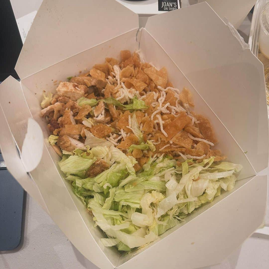 トームさんのインスタグラム写真 - (トームInstagram)「My heart belongs to the California Chinese Chicken Salad, which I ate on my first trip to #LosAngeles 20 years ago at the iconic #NEWMOON in #DowntownLA  It’s still the best in town, followed closely by @joansonthird @erewhonmarket and @goopkitchen which I am ashamed to say I ate more than anything else in LA this trip . Gwyneth, you got me and you get me! I ate a lot of GOOPs chicken curry wraps w mango salsa and bone broth with turmeric! I guess I’m hooked?」11月22日 6時18分 - tomenyc