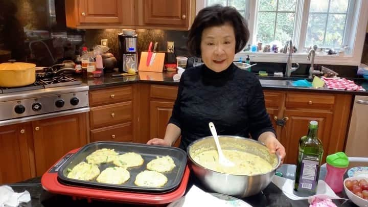 デイビット・チャンのインスタグラム：「I miss momma Chang…she’s the star of the first season of @uglydelicious. Here she was making her famous bin dae ttuk….Tomorrow at 7pm EST @netflix on their tik tok channel…is hosting a watch party of season 1 episode 3…the thanksgiving day episode. Come watch one of my favorite episodes. Link is in bio.  ❤️, 👶👑」