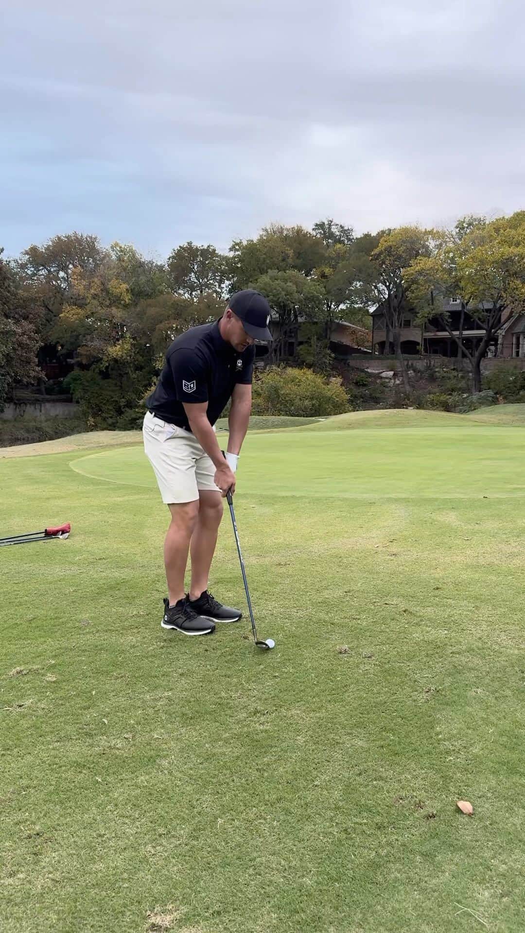 ブライソン・デチャムボーのインスタグラム：「Had this chip to go -21. #Break50  @gm__golf @crushers_gc」