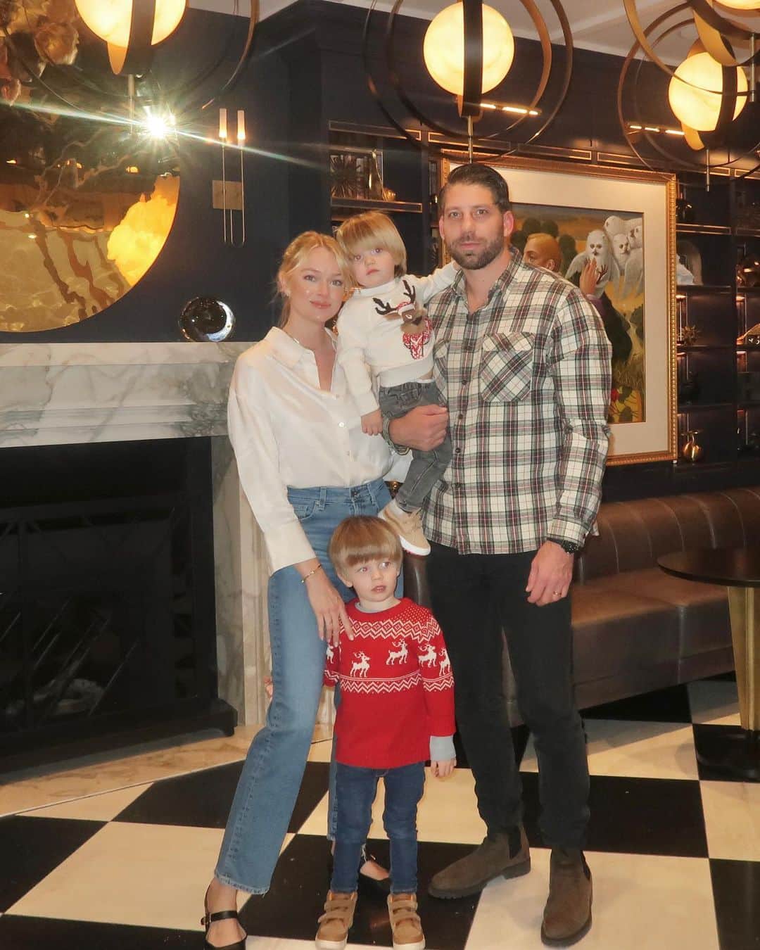リンジー・エリンソンのインスタグラム：「Just a mom trying to get everyone to smile for the camera 😆🎁🎄✨」