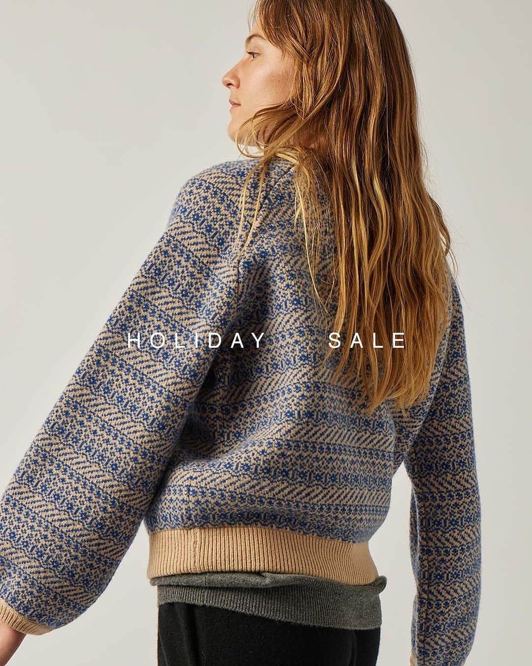 デミリーのインスタグラム：「The Holiday Sale is ON—take 30% off current season favorites  + select sale styles. Shop the Holiday Sale with code HOLIDAY30.」