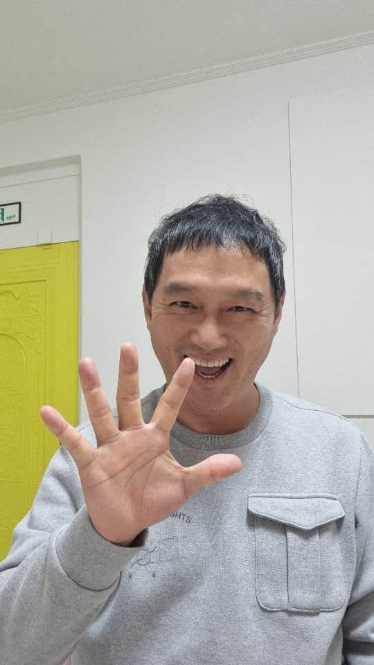 のインスタグラム：「아침긍정확언 722일째!  하루를 후회없이 사는 법!!!  #고명환  #고명환글 #고명환낭독 #오디오북 #비디오북치열하게시리즈 #독서스타그램 #글쓰기 #인문학 #북스타그램 #책스타그램 #경제적자유 #아침긍정확언 #이책은돈버는법에관한이야기 #천일동지 #1000일동지 #천동 #나는어떻게삶의해답을찾는가」