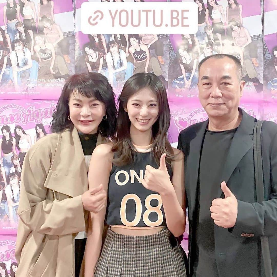 TWICEさんのインスタグラム写真 - (TWICEInstagram)「Tzuyu with her family   #TWICE #TZUYU」11月22日 6時22分 - twicenews