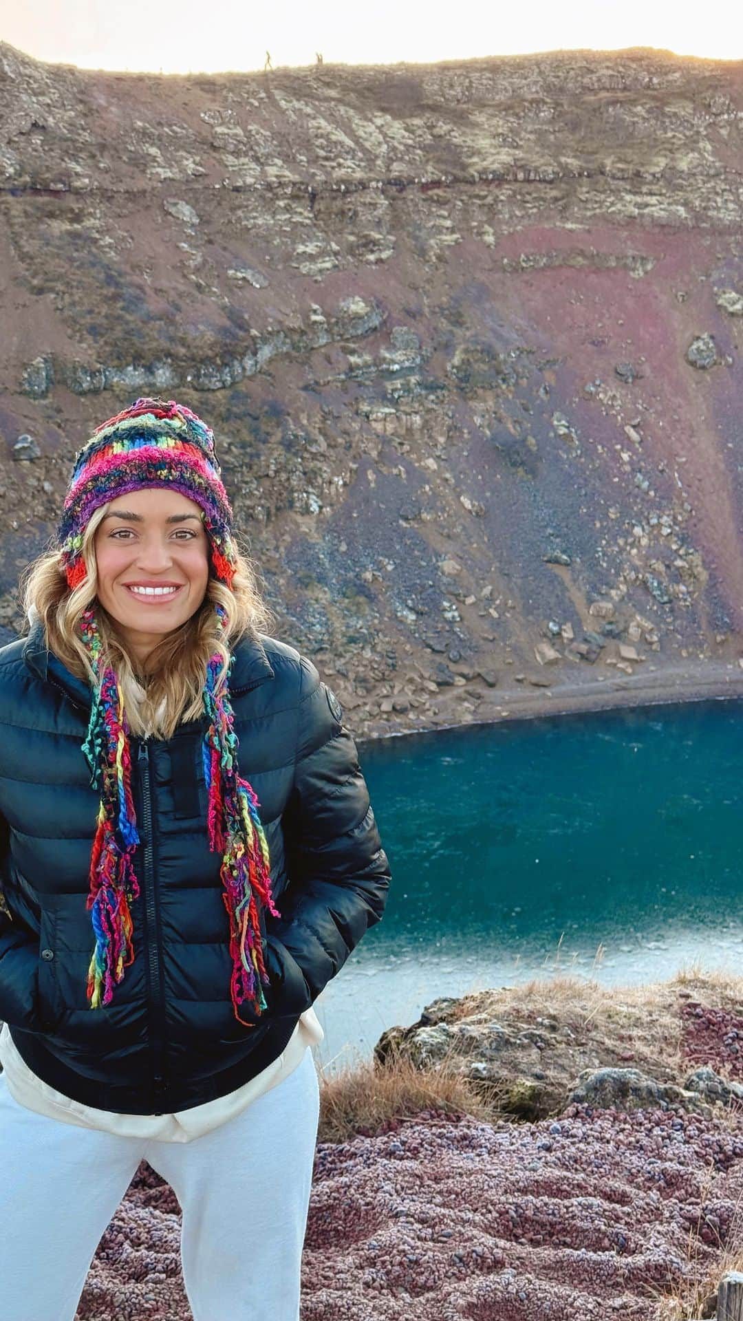 ジェマ・マリンのインスタグラム：「Aquí os dejo lo que hicimos los últimos días! Espero que os hayan servido estos resúmenes 💕  Día 5   📍 Black Sand Beach 📍 Skógafoss  📍 Museo Skógar  Día 6   📍 Cráter de Kerid  📍 Hallgrímskirkja  Día 7  📍 Sky Lagoon  #Islandia #Iceland #Icelandtrip #roadtrip #crater #lagoon #skylagoon #ice #🇮🇸」