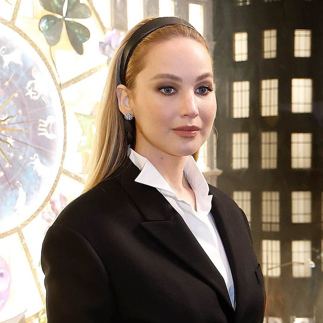 のインスタグラム：「Jennifer Lawrence served up latte makeup with a holiday twist for the annual unveiling of Saks Fifth Avenue's holiday windows. Her holiday party-ready look came courtesy of makeup artist @hungvanngo and hairstylist @rebekahforecast. Tap the link in bio to see all the products you need to get her makeup look.」
