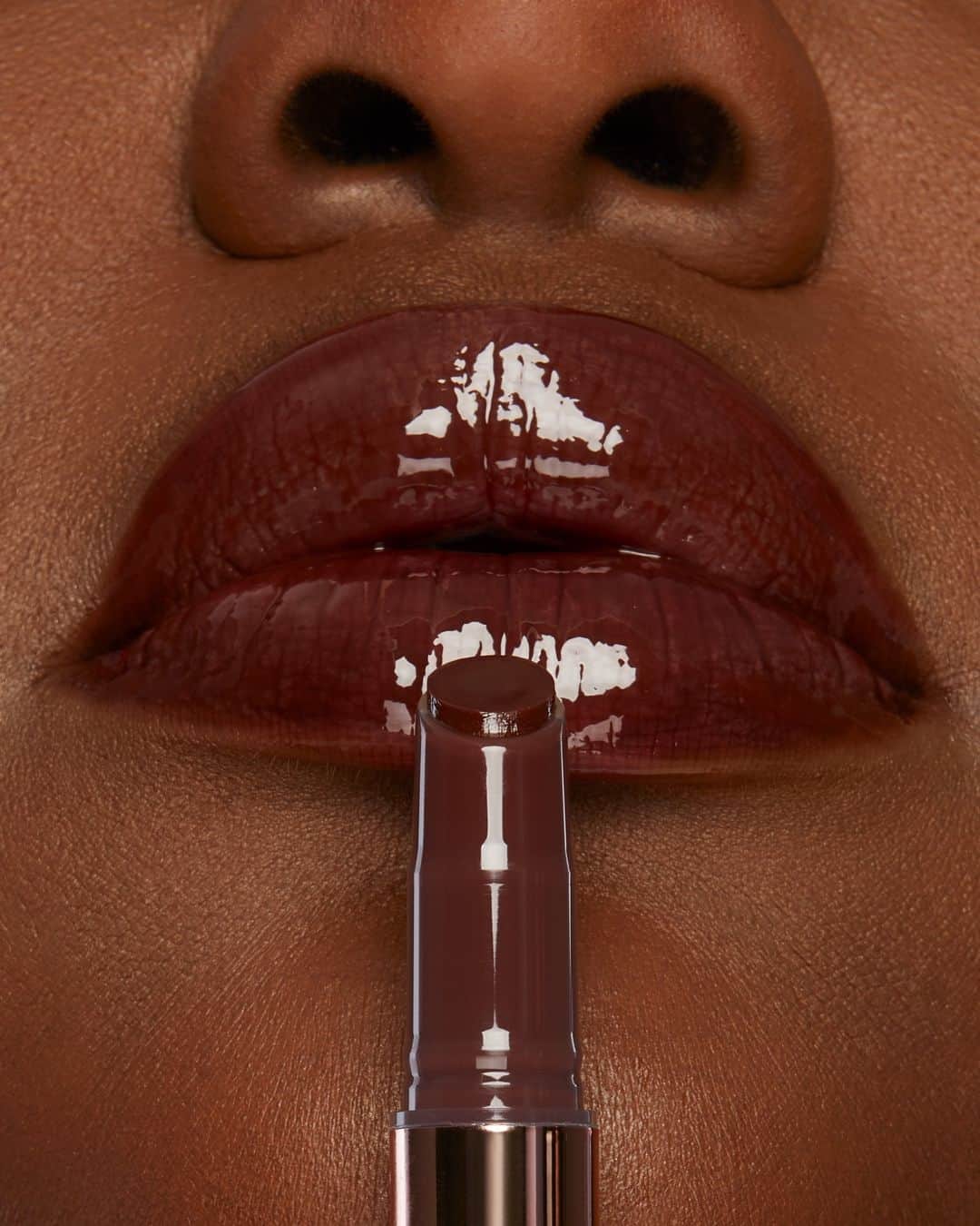 のインスタグラム：「Our viral maracuja juicy lip plumps are now 30% off!! Get the ultimate it-girl rosy brown lips for the holidays this year and shop our shade ‘currant.’ ❤️  #tartecosmetics #rethinknatural #cyberweeksale」