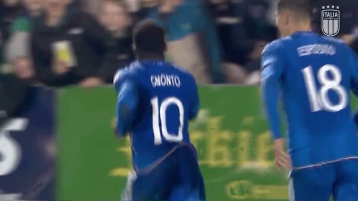 サッカーイタリア代表のインスタグラム：「@willy.gnonto all’ultimo respiro: l’Italia pareggia 2-2 in Irlanda e salva l’imbattibilità 🎦  Azzurrini ancora in testa al girone 💪🏻✅  Willy Gnonto with a last-gasp equaliser: Italy draw 2-2 with Rep. of Ireland to remain unbeaten 🎦  Azzurrini still lead the group 💪🏻✅  #U21EURO #Under21 #VivoAzzurro #IrlandaItalia」