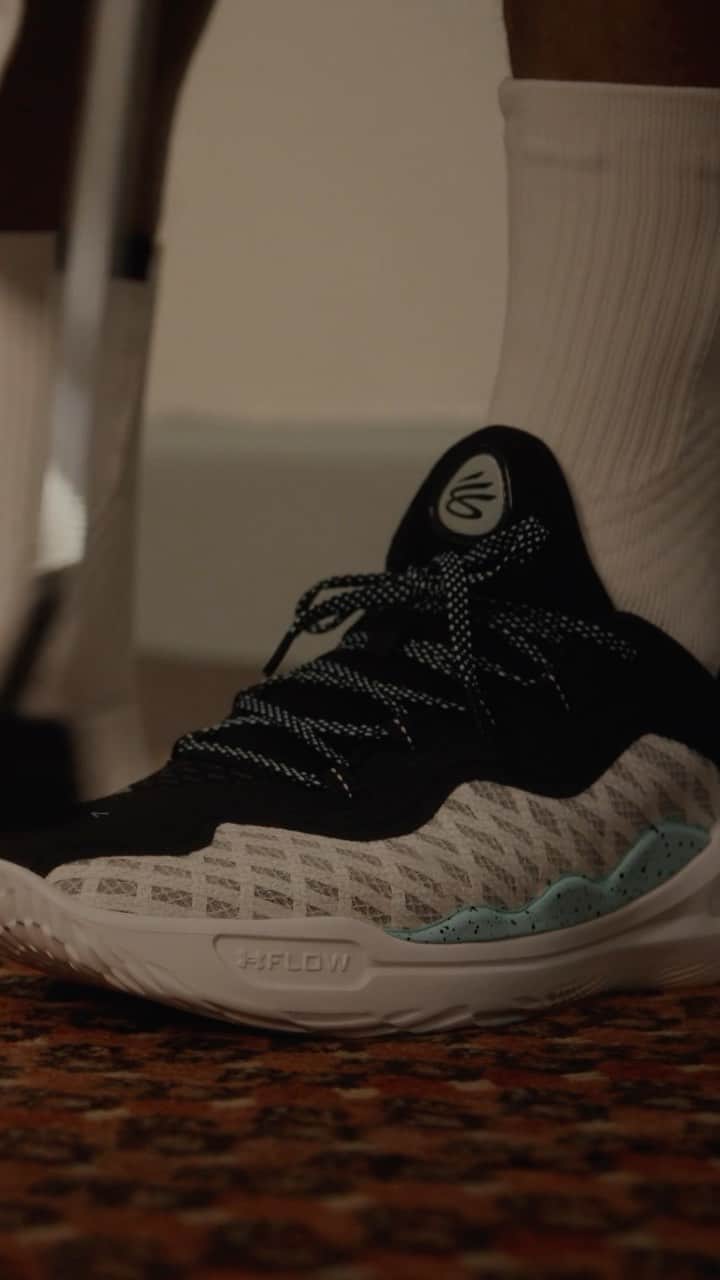 ステフィン・カリーのインスタグラム：「You won’t want to take ‘em off , cop a pair @currybrand 🙌🏽🔥」