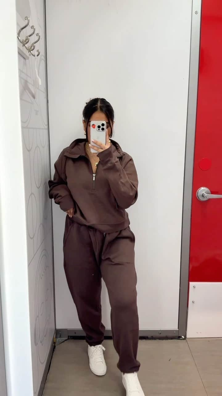 Target Styleのインスタグラム：「RUN TO TARGET for this trending fleece sweatsuit 🤎🪵☕️ comfy, oversized & also available in: green, lavender, pink & red❣️ @sumarslays」