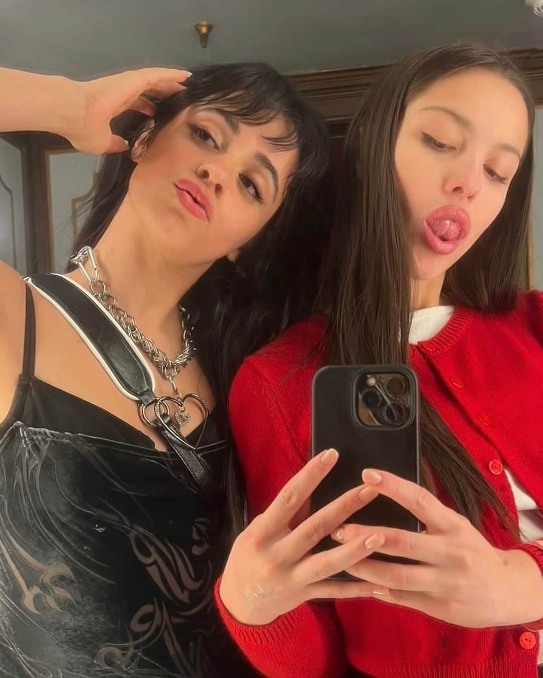 Hugo Glossのインスタグラム：「Alerta de dupla do pop passando pela sua timeline! Camila Cabello apareceu ao lado de Olivia Rodrigo nesta terça-feira (21). Será que essa amizade de divas rende algum hino pra gente atualizar a nossa playlist? 👀 Estamos atentos! (📸: @camila_cabello)」