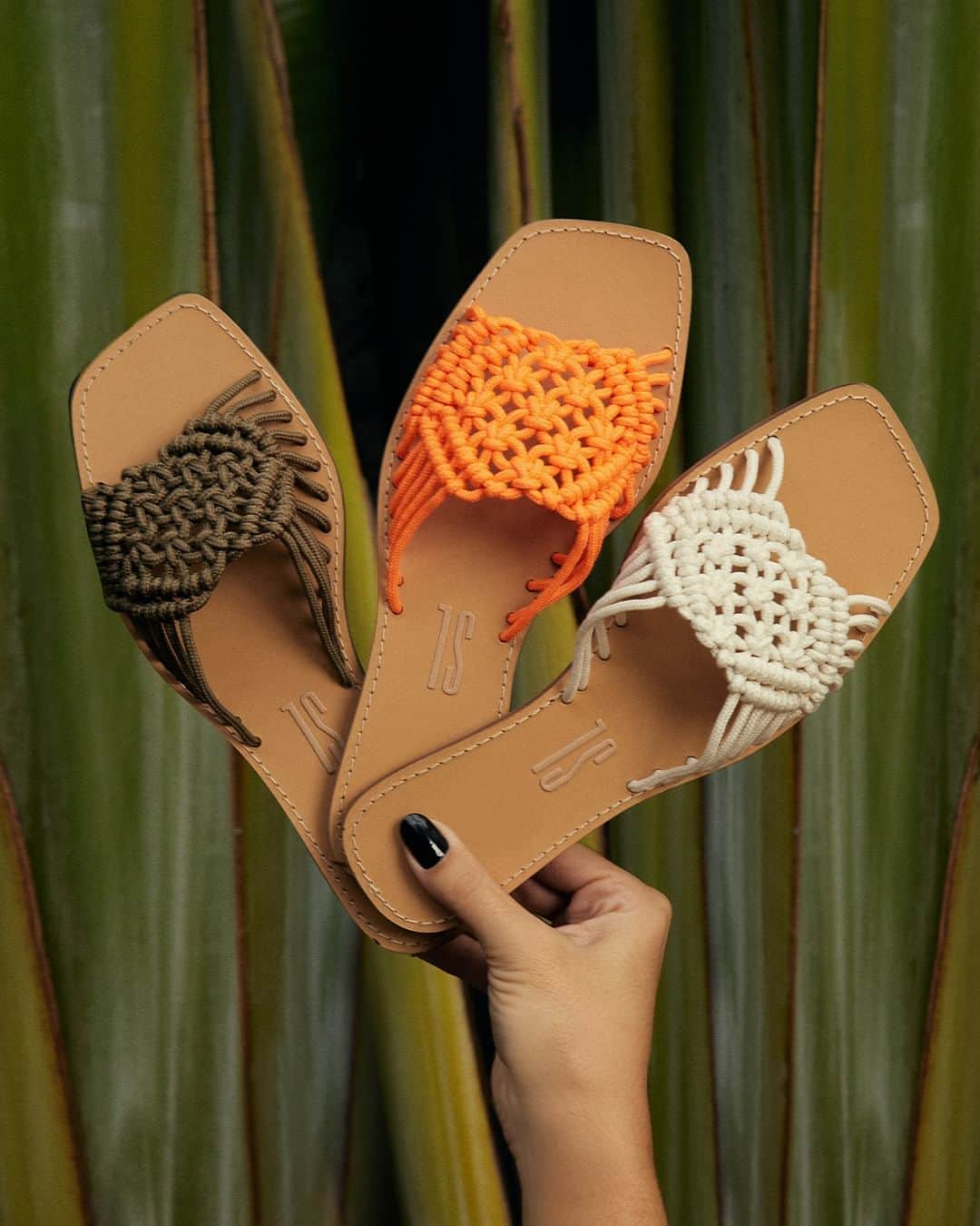 Santa Lollaのインスタグラム：「Seguindo o mood dos naturais, a flat de bico quadrado e cabedal em macramê se renova em nova cartela que eleva a tendência handmade ao patamar cool e fashionista. [ R$229,90 cada ] #santalolla #santalollaverao24 #colors」