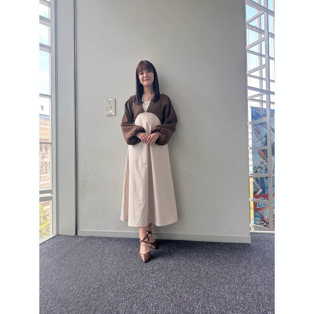 林美桜さんのインスタグラム写真 - (林美桜Instagram)「. #ワイドスクランブル #衣装 . 1.2 ブラウス・パンツ @marella_japan アクセサリー @joueteofficial  3.4 ワンピース @naturalbeautybasic_official アクセサリー @ete_official  5.6 ニット・スカート @naturalbeautybasic_official アクセサリー @ete_official  7.8 ブラウス @antmaries.official スカート @hiand_official アクセサリー @joueteofficial  9.10 ワンピース @vannie__u アクセサリー @joueteofficial」11月22日 6時59分 - miou0hayashi