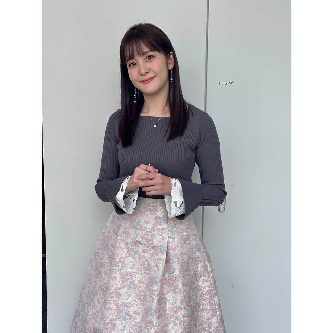 林美桜さんのインスタグラム写真 - (林美桜Instagram)「. #ワイドスクランブル #衣装 . 1.2 ブラウス・パンツ @marella_japan アクセサリー @joueteofficial  3.4 ワンピース @naturalbeautybasic_official アクセサリー @ete_official  5.6 ニット・スカート @naturalbeautybasic_official アクセサリー @ete_official  7.8 ブラウス @antmaries.official スカート @hiand_official アクセサリー @joueteofficial  9.10 ワンピース @vannie__u アクセサリー @joueteofficial」11月22日 6時59分 - miou0hayashi