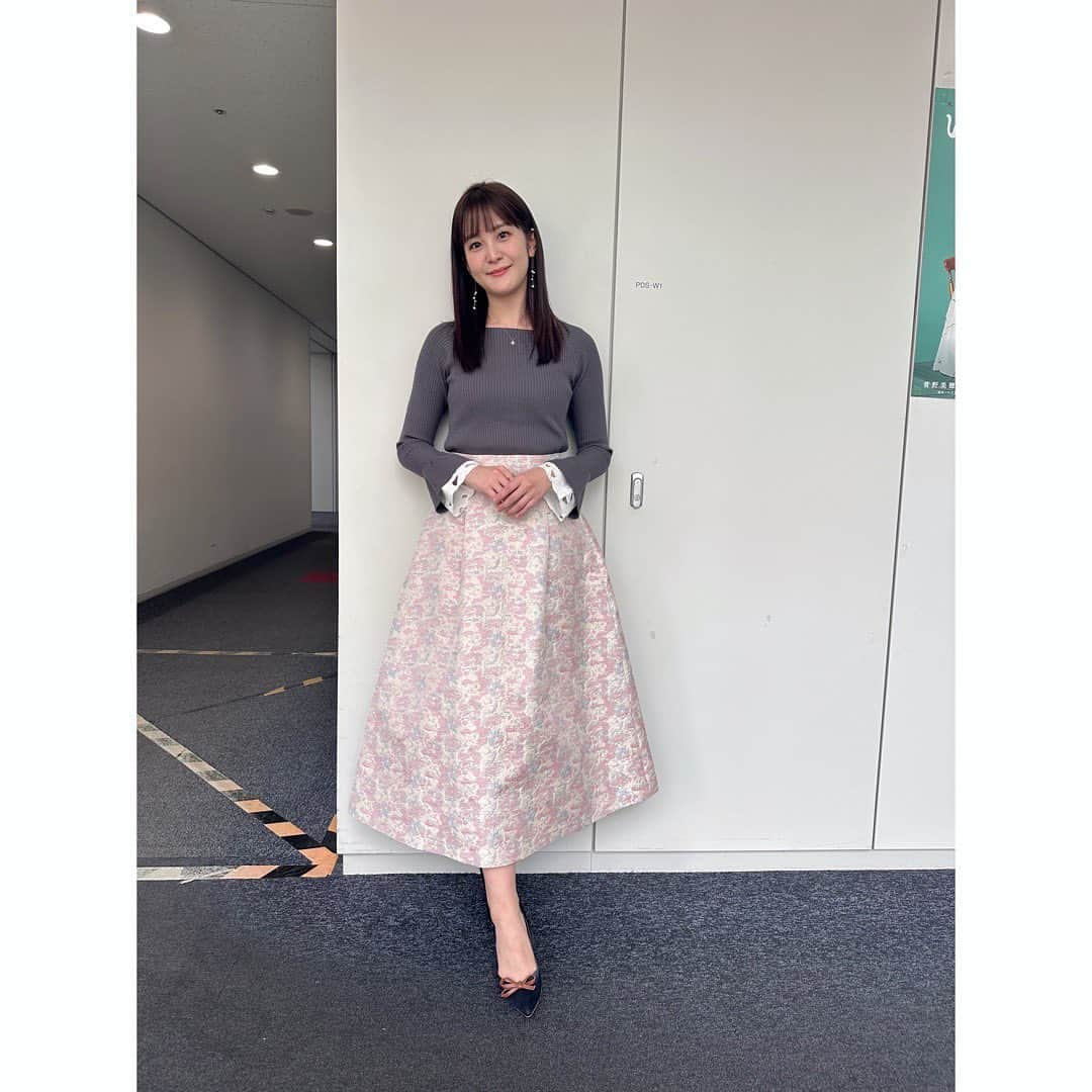 林美桜さんのインスタグラム写真 - (林美桜Instagram)「. #ワイドスクランブル #衣装 . 1.2 ブラウス・パンツ @marella_japan アクセサリー @joueteofficial  3.4 ワンピース @naturalbeautybasic_official アクセサリー @ete_official  5.6 ニット・スカート @naturalbeautybasic_official アクセサリー @ete_official  7.8 ブラウス @antmaries.official スカート @hiand_official アクセサリー @joueteofficial  9.10 ワンピース @vannie__u アクセサリー @joueteofficial」11月22日 6時59分 - miou0hayashi