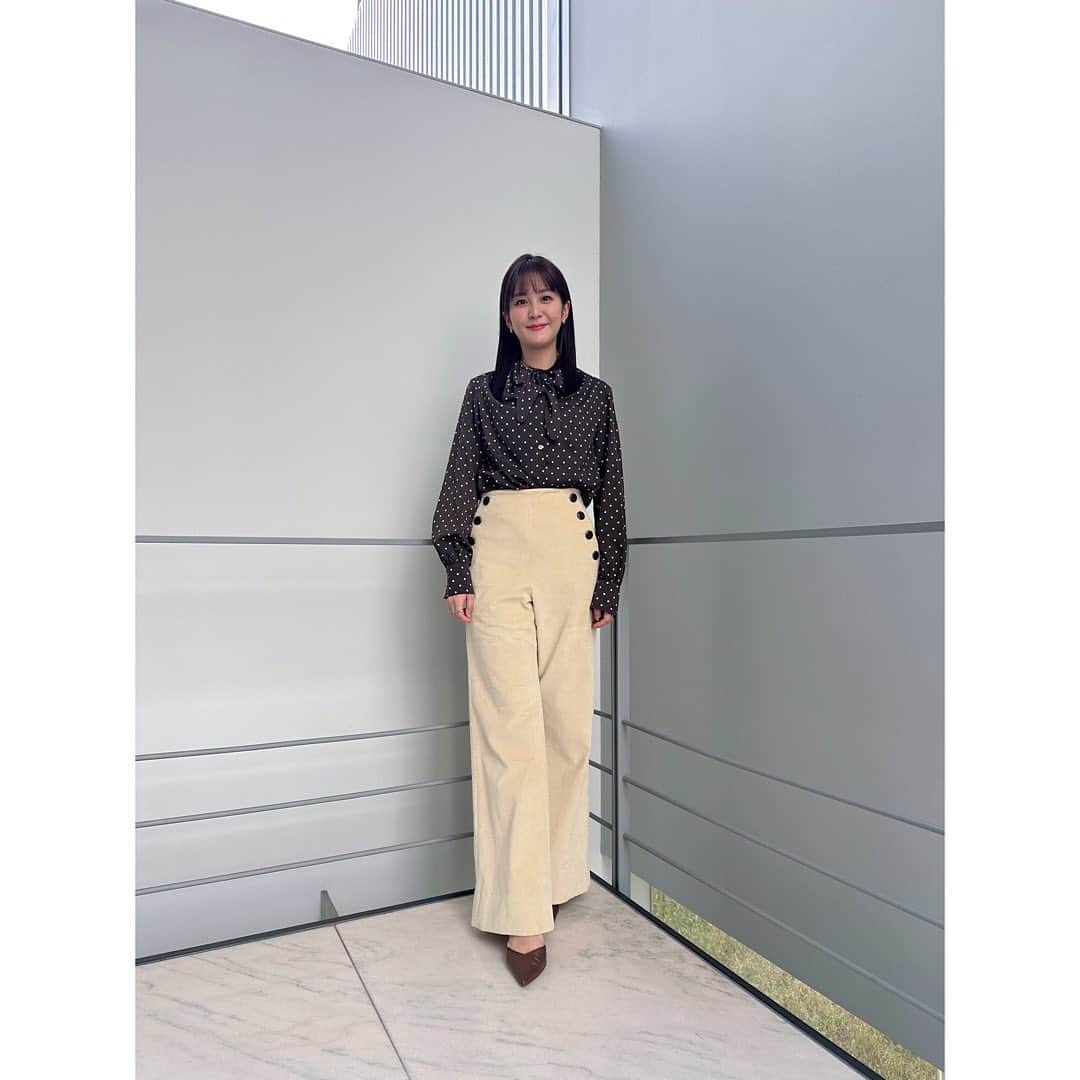 林美桜のインスタグラム：「. #ワイドスクランブル #衣装 . 1.2 ブラウス・パンツ @marella_japan アクセサリー @joueteofficial  3.4 ワンピース @naturalbeautybasic_official アクセサリー @ete_official  5.6 ニット・スカート @naturalbeautybasic_official アクセサリー @ete_official  7.8 ブラウス @antmaries.official スカート @hiand_official アクセサリー @joueteofficial  9.10 ワンピース @vannie__u アクセサリー @joueteofficial」