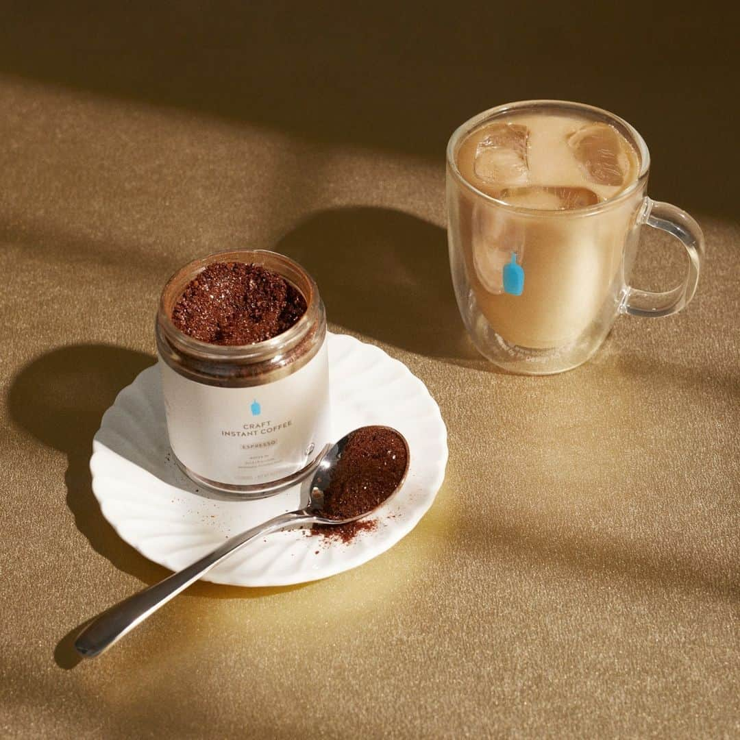 Blue Bottle Coffeeさんのインスタグラム写真 - (Blue Bottle CoffeeInstagram)「Craft Instant Espresso is a host’s best friend. When the house is full and everyone has someone to see and somewhere to be, make life simpler with a delicious latte in seconds. ⁠ ⁠ Head to our stories for our best hosting tips and the tools to help.⁠」11月22日 6時55分 - bluebottle