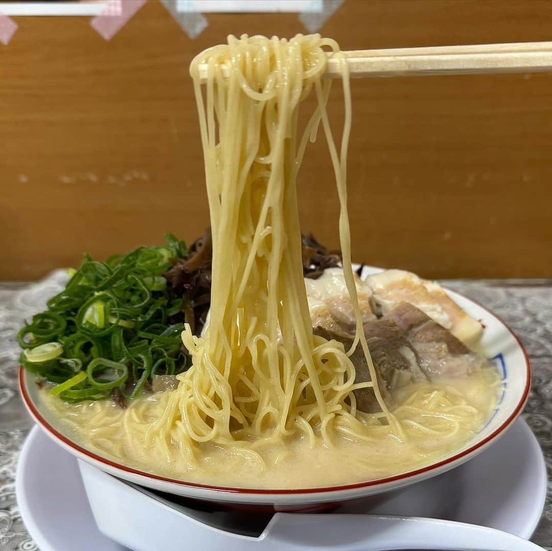 山岸久朗さんのインスタグラム写真 - (山岸久朗Instagram)「日本で一番有名なご当地ラーメンといえば、博多とんこつラーメンではなかろうか…  福岡県下、食べログNo. 1のこちら #博多元気一杯  で、 #チャーシューキクラゲネギラーメン  #要素が多い   真っ白！ポタージュかと思うような個性的な真っ白なスープ。しかししっかりと獣臭い…  この店の売りは #カレー味替玉  らしいが、キクラゲだけで腹一杯になり辿り着けず…ﾊﾌｰﾝ #ハフーンシリーズ #キクラゲ大好き   #博多元気一杯‼︎  #元気一杯  #とんこつラーメン  #博多ラーメン #福岡ラーメン #呉服町 #呉服町グルメ #呉服町ランチ  #博多グルメ #博多ランチ #福岡 #福岡県 #福岡グルメ #福岡ランチ  #hakata #fukuoka  #hakatagenkiippai  #tonkotsu  #tonkotsuramen #山岸久朗  #山岸弁護士 #山岸弁護士が飯テロ中  #山岸弁護士の日本一周」11月22日 6時55分 - yamaben