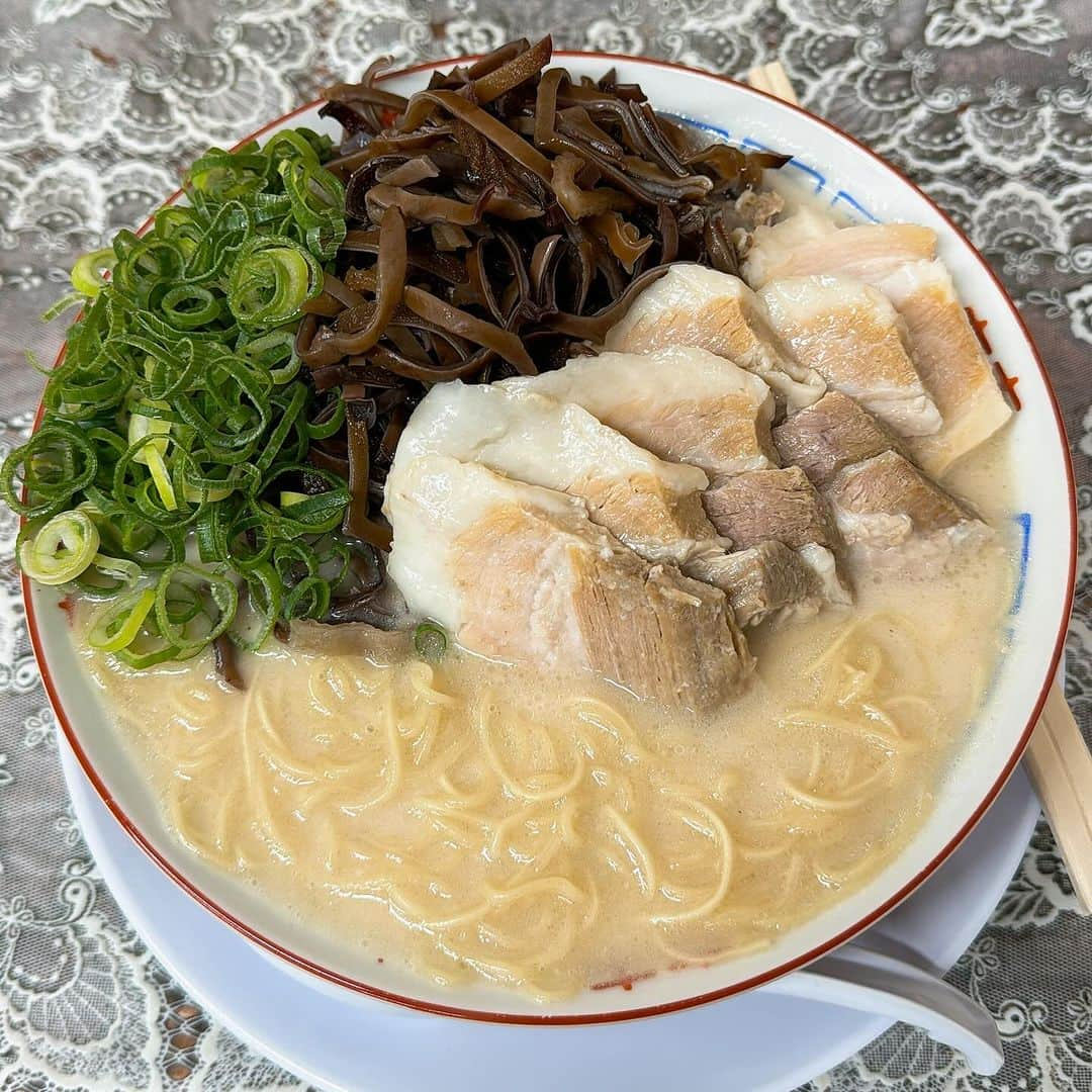 山岸久朗のインスタグラム：「日本で一番有名なご当地ラーメンといえば、博多とんこつラーメンではなかろうか…  福岡県下、食べログNo. 1のこちら #博多元気一杯  で、 #チャーシューキクラゲネギラーメン  #要素が多い   真っ白！ポタージュかと思うような個性的な真っ白なスープ。しかししっかりと獣臭い…  この店の売りは #カレー味替玉  らしいが、キクラゲだけで腹一杯になり辿り着けず…ﾊﾌｰﾝ #ハフーンシリーズ #キクラゲ大好き   #博多元気一杯‼︎  #元気一杯  #とんこつラーメン  #博多ラーメン #福岡ラーメン #呉服町 #呉服町グルメ #呉服町ランチ  #博多グルメ #博多ランチ #福岡 #福岡県 #福岡グルメ #福岡ランチ  #hakata #fukuoka  #hakatagenkiippai  #tonkotsu  #tonkotsuramen #山岸久朗  #山岸弁護士 #山岸弁護士が飯テロ中  #山岸弁護士の日本一周」