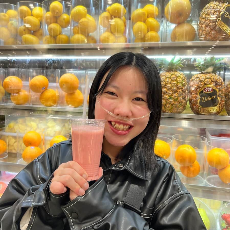 yukiのインスタグラム：「おはようございます。  みんな、風邪ひかないようにね！ 🍎🍐🍌🍓🍇🫐🍒🍑🍍🥤  #フルーツ嫌いだけどジュースは好き #milkaとお茶  #母と娘の時間」