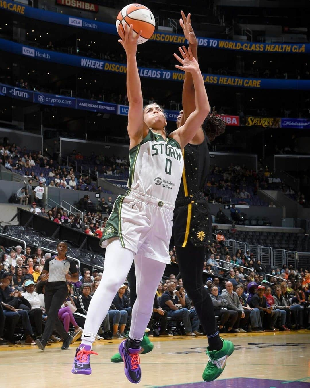 Nice Kicksさんのインスタグラム写真 - (Nice KicksInstagram)「Jayson Tatum has been showing Jordan Brand’s WNBA roster some love by repping their Jordan Tatum 1 PEs on-court 🏀🔥 @nicekickshoops  Tatum played in Dearica Hamby’s Jordan Tatum 1 PE inspired by her son and Kia Nurse’s Raptors-inspired PE against Toronto 🔥」11月22日 7時00分 - nicekicks