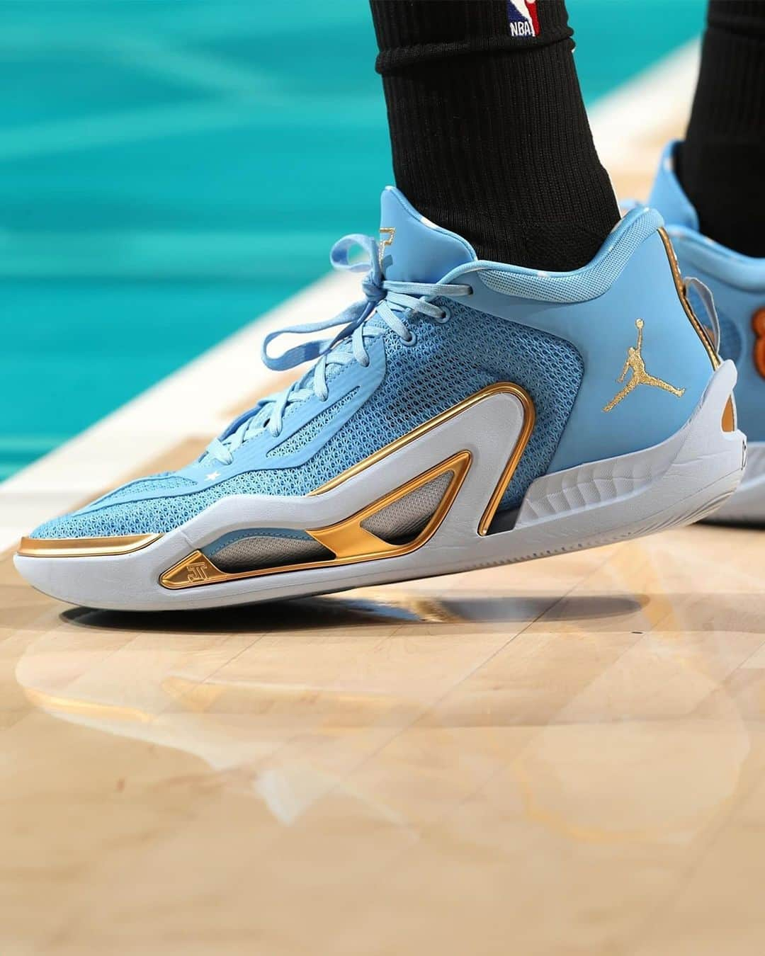 Nice Kicksさんのインスタグラム写真 - (Nice KicksInstagram)「Jayson Tatum has been showing Jordan Brand’s WNBA roster some love by repping their Jordan Tatum 1 PEs on-court 🏀🔥 @nicekickshoops  Tatum played in Dearica Hamby’s Jordan Tatum 1 PE inspired by her son and Kia Nurse’s Raptors-inspired PE against Toronto 🔥」11月22日 7時00分 - nicekicks